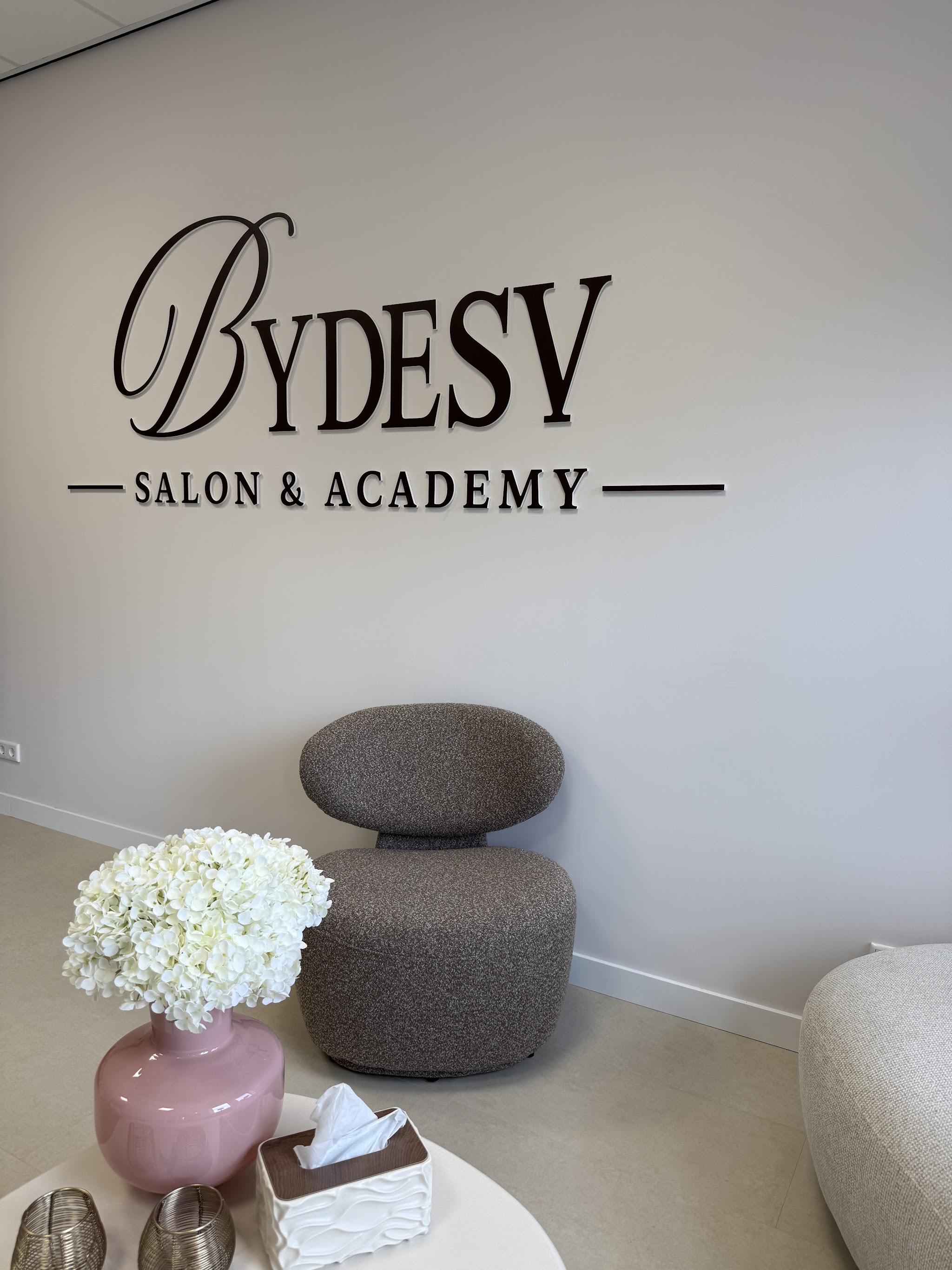 De wachthoek van de studio met het Bydesv logo