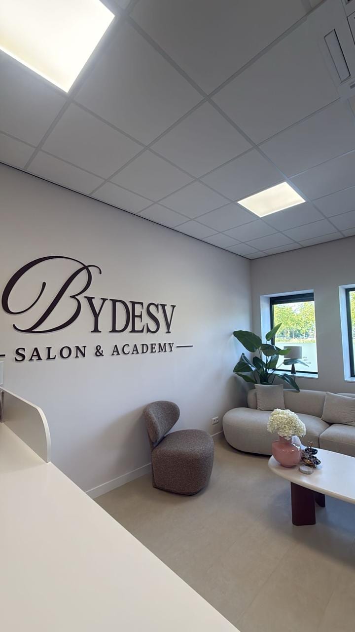 De ontvangstruimte van Bydesv met de BYDESV-wand en lounge